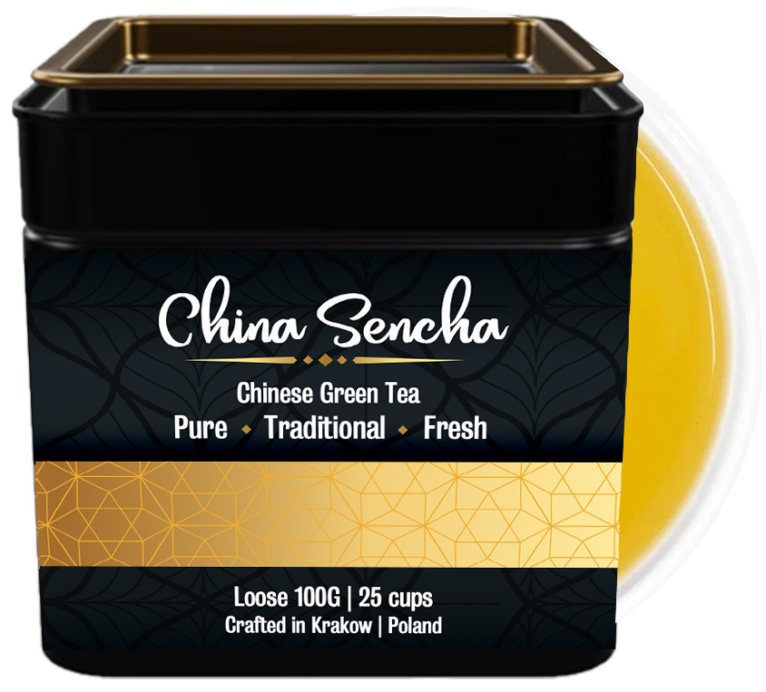 China Sencha to wysokiej jakości zielona herbata liściasta pochodząca z chińskich plantacji, inspirowana japońską tradycją uprawy senchy. Ta wyjątkowa mieszanka zapakowana jest w elegancką metalową puszkę o pojemności 100 gram, ozdobioną subtelną grafiką, która nadaje produktowi niepowtarzalny, artystyczny charakter.

Charakterystyczną cechą China Sencha są jej długie, płaskie liście o intensywnie zielonym kolorze, które po zaparzeniu dają orzeźwiający napar o świeżym, trawiastym aromacie z delikatnymi nutami morskimi. W przeciwieństwie do japońskich odpowiedników, chińska wersja senchy charakteryzuje się nieco łagodniejszym smakiem i mniejszą goryczką. Metalowa puszka z szczelną pokrywką nie tylko doskonale chroni delikatne liście przed utratą świeżości, ale także stanowi prawdziwą ozdobę kuchennej półki.